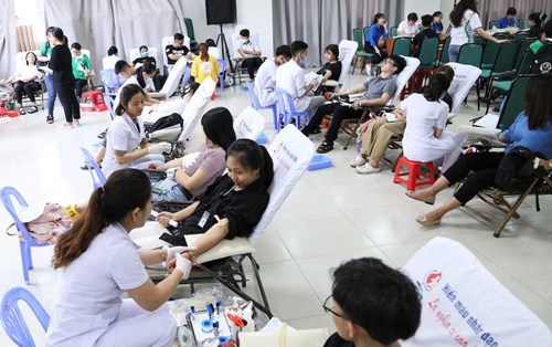 Cùng tham gia hưởng ứng sự kiện hiến máu "sẻ chia từ trái tim" với Sinh viên, cán bộ Đại học Đông Á