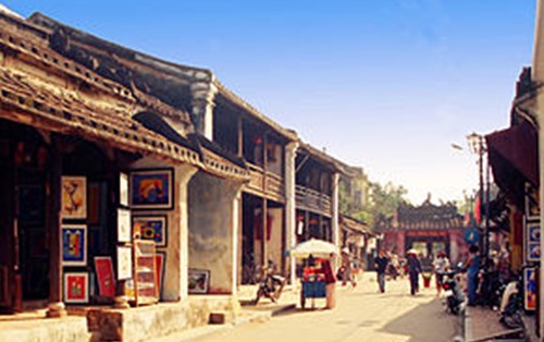 Bài dịch: Hội An, một thành phố cổ tại miền trung nước Việt lại đang thức giấc cùng âm vang của những bước chân khách viễn du