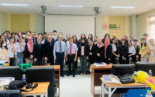 Buổi gặp mặt, giao lưu giữa đoàn sinh viên Trường Đại Học Unimas Malaysia và sinh viên Khoa Ngôn ngữ và Văn hóa Anh - Trường Đại Học Đông Á