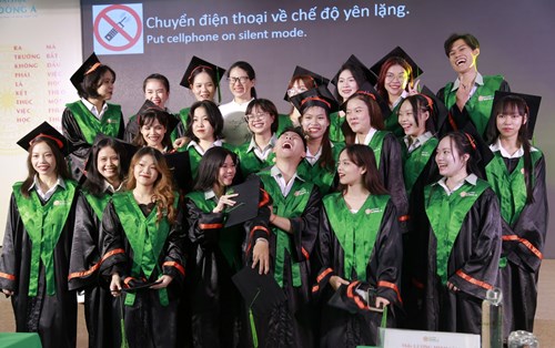LỄ TỐT NGHIỆP CỦA SV NGÀNH NGÔN NGỮ ANH KHOÁ 2019-2023