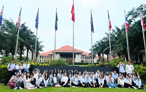 Sinh viên ngành Ngôn ngữ Anh tham quan kiến tập tại khu nghỉ dưỡng Pullman Danang Beach Resort