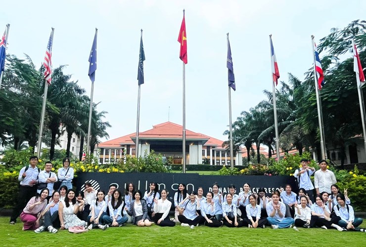 Sinh viên ngành Ngôn ngữ Anh tham quan kiến tập tại khu nghỉ dưỡng Pullman Danang Beach Resort