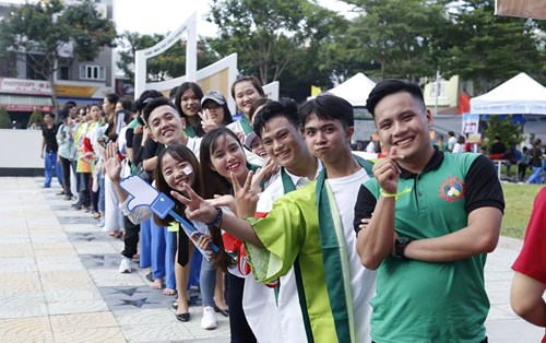 Sinh viên Đông Á hoà cùng sắc màu APEC trong ngày hội Club Fair và Gala Sinh Viên 2017 (phần 1)