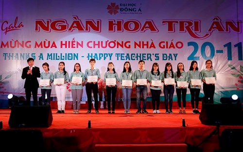 Đại học Đông Á trao hơn 2 tỷ đồng học bổng khuyến học, khuyến tài