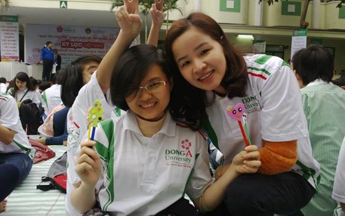 Giáo viên và sinh viên khoa Ngoại Ngữ tham gia xác lập kỷ lục Việt Nam tại trường Đại học Đông Á Đà Nẵng