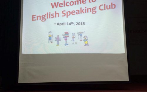 Hình ảnh sinh viên tham gia Câu lạc bộ Tiếng Anh trong tháng 4